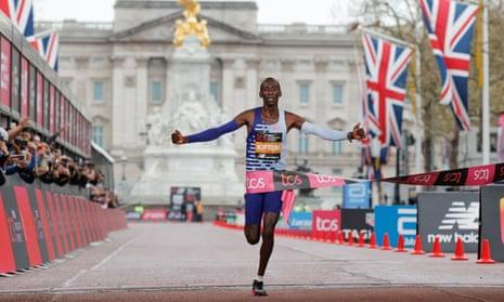 Kelvin Kiptum wins the elite men's race at the 2023 London Marathon